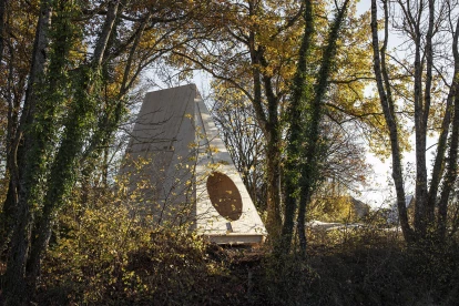 BUREAU creates a cross-cultural sculptural respite for artists and wanderers in the French woods